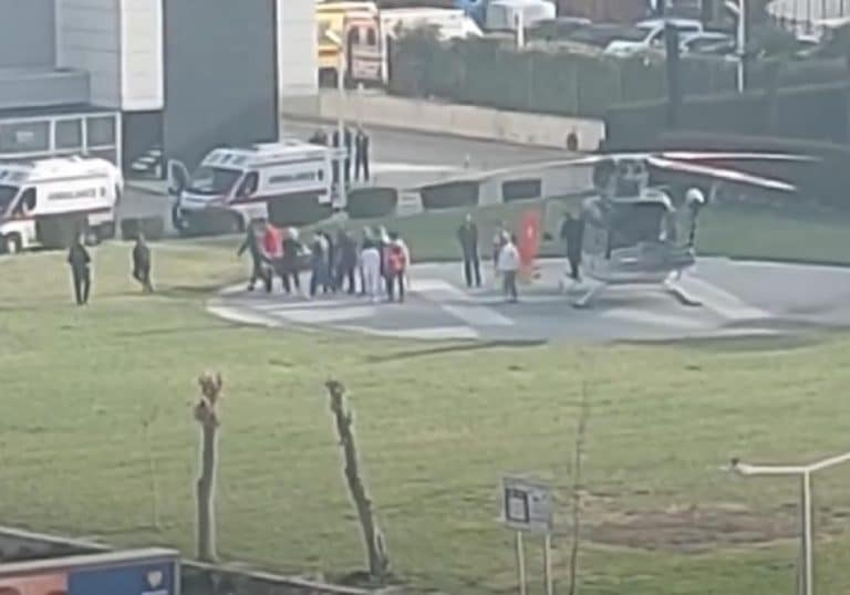 POTRESNA SCENA ISPRED BOLNICE U SKOPLJU: Helikopterima prebacuju povređene u požaru u diskoteci, roditelji i rodbina stižu u velikom broju! (FOTO/VIDEO)