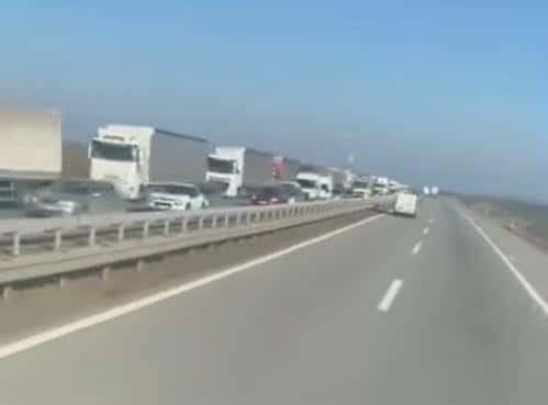 AUTOMOBIL-BUKTINJA NA PUTU ZA NOVI SAD, KILOMETARSKE KOLONE KOD KOVILJA! Sudar šlepera u smeru ka Beogradu zaustavio sve (VIDEO)