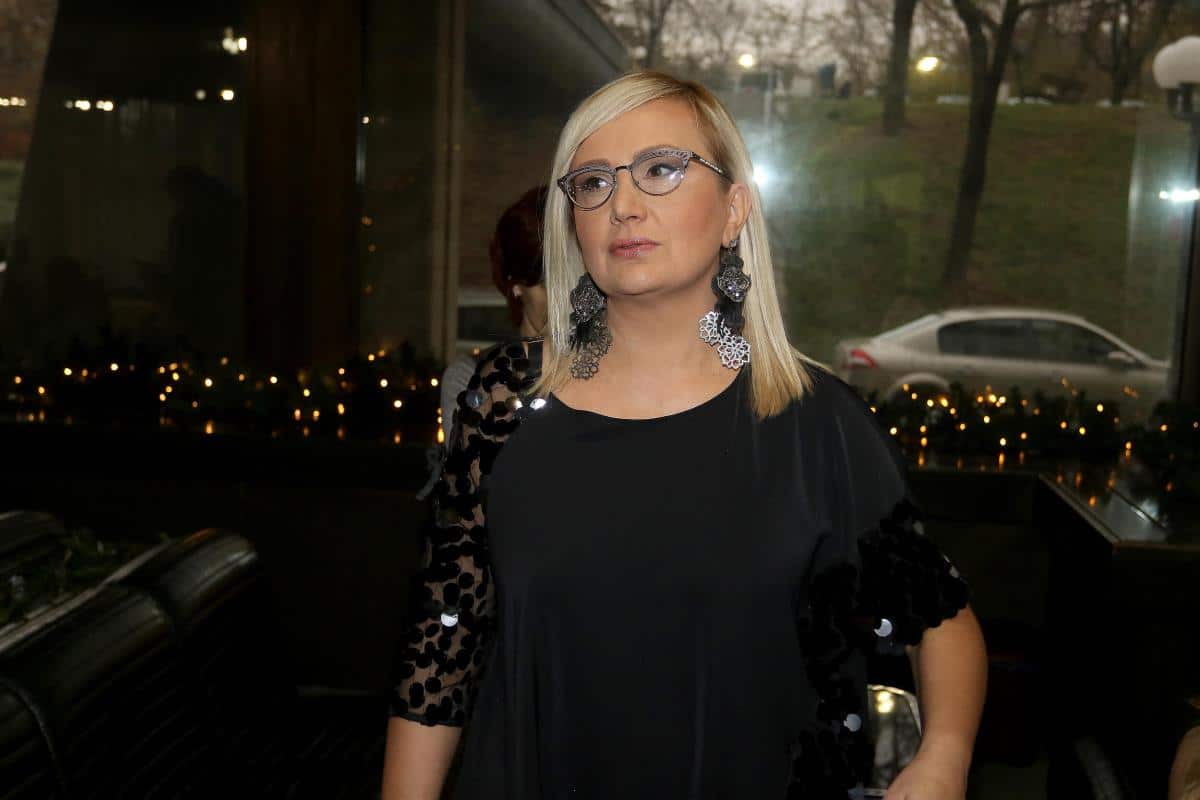 StarsStarsPEVAČICA SE UDALA POSLE 3 MESECA VEZE, KUMA JOJ BILA MILICA MITROVIĆ! Muž je ostavio i našao mlađu, a ona šokirala sve: Navikla sam na to!ReagujKomentarišiReagujKomentariši