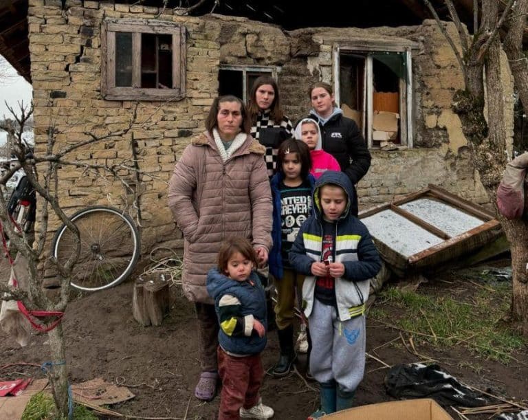 “UVEK SAM SEDELA SAMA U KLUPI, NISU HTELI DA SE DRUŽE SA MNOM” 6 Mačkovića živi s majkom u kući bez prozora, vode i struje: Reči malene peku kao živa rana VIDEO