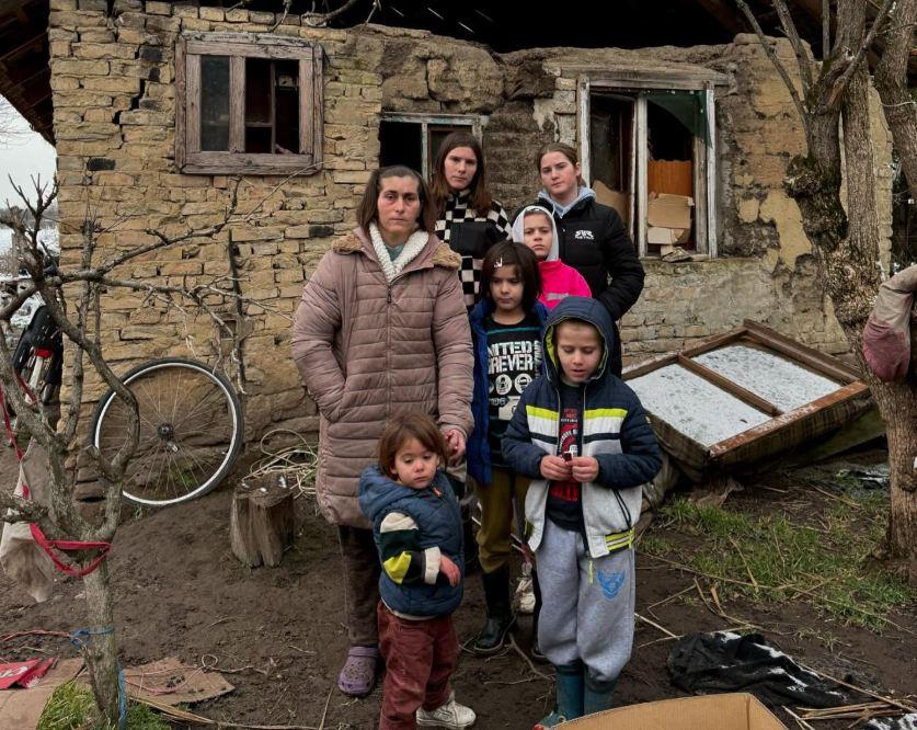 “UVEK SAM SEDELA SAMA U KLUPI, NISU HTELI DA SE DRUŽE SA MNOM” 6 Mačkovića živi s majkom u kući bez prozora, vode i struje: Reči malene peku kao živa rana VIDEO