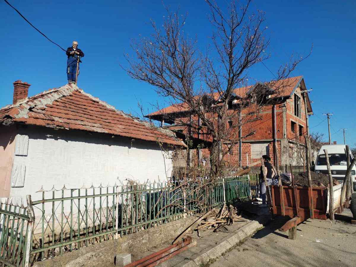 KOMŠIJE ZASUKALE RUKAVE: Maji izgorela kuća u požaru, svi se skupili da pomognu i srede joj dom (FOTO)