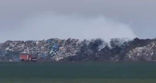 POŽAR NA DEPONIJI U ŠIDU: Vatra zahvatila veći deo, dim se širi u okolna mesta (VIDEO)