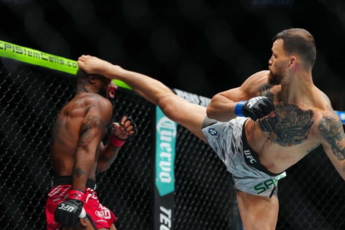JEDAN OD NAJBRUTALNIJIH NOKAUTA U ISTORIJI UFC! Majstorija o kojoj bruji planeta: Amerikanac pao u nesvest posle spektakularnog udarca!