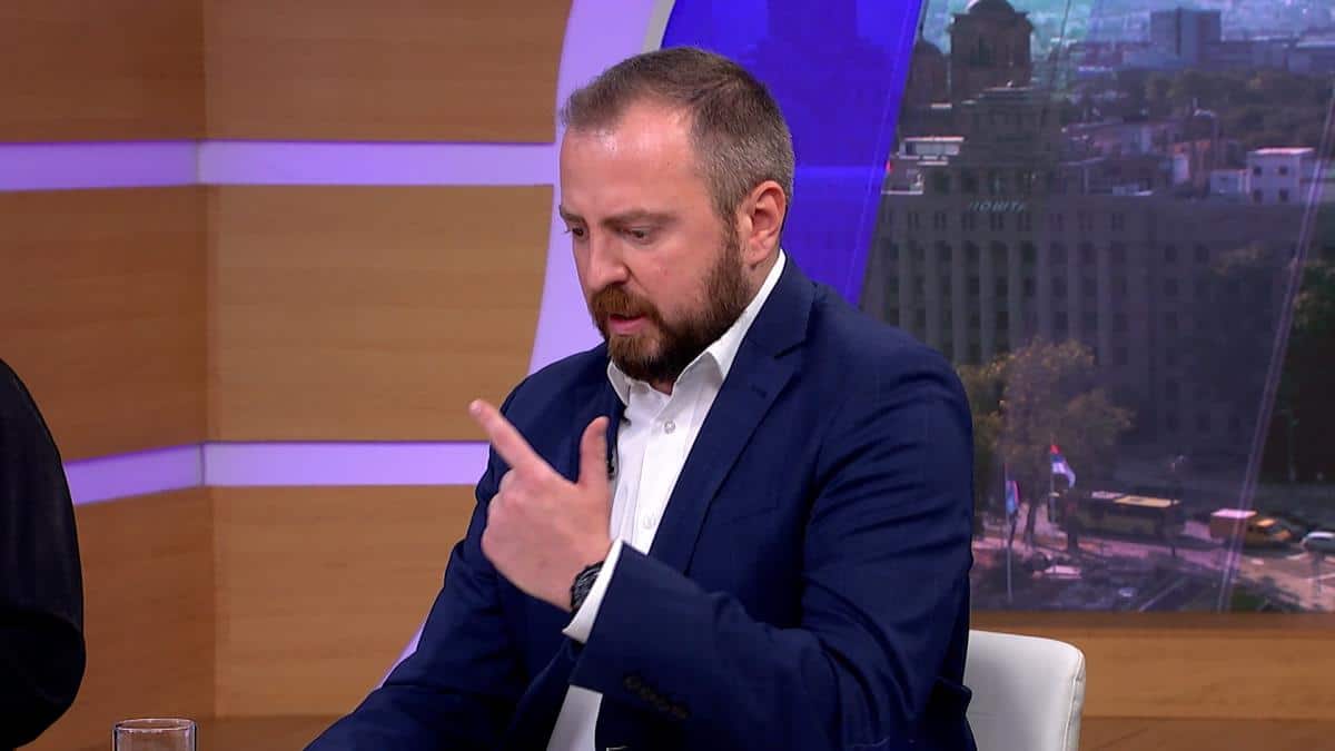 “UMRI TU, DA JE SREĆE!” MIRKOVIĆ OTKRIO DETALJE HAOSA U SKUPŠTINI: 15 njih je komandovalo, okupili su se oko Hitne pomoći i ponavjali zastrašujuću rečenicu