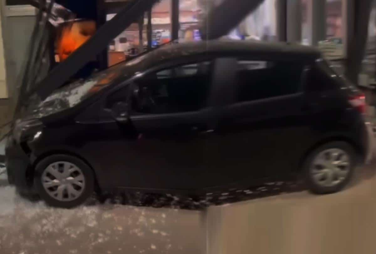 TEŠKA SAOBRAĆAJKA U SARAJEVU! Automobil se zakucao u kafić na benzinskoj pumpi, u vozilu bile dve devojke!