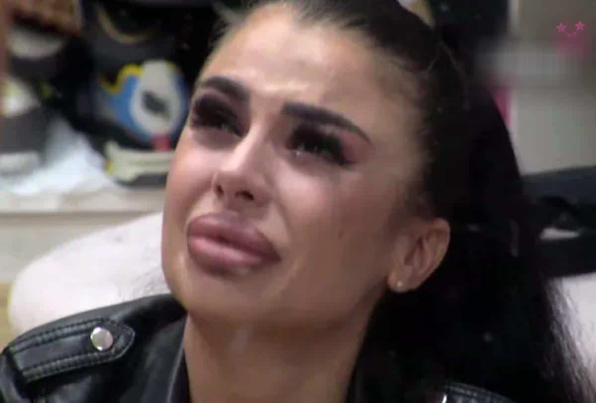 SANJA GRUJIĆ POKAZALA GOLE GRUDI JANJUŠU, A KAD ČUJETE RAZLOG NEĆE VAM BITI DOBRO! Isplivali rani radovi starlete, sve objavljeno javno (FOTO)