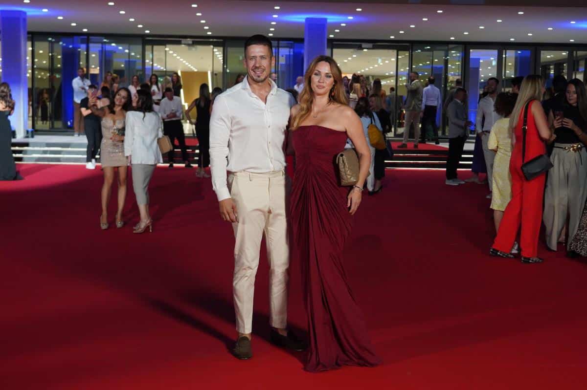 NIKOLA I BOJANA UŽIVAJU U IZLASKU! Pevač odveo ženu u kafanu: On elegantan, a ona nikad dublji dekolte