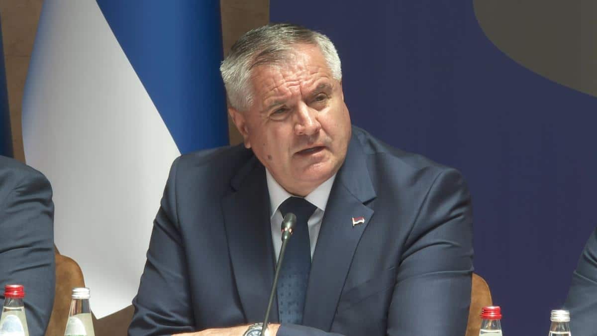 “NE PLAŠIM SE, TO JE POLITIČKI PROGON” Premijer Višković kaže da će putovati van Republike Srpske i BiH uprkos poternici za njim, Dodikom i Stevandićem