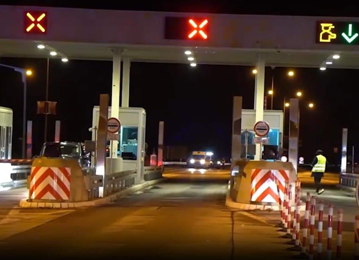 ZA PRELAZ NA POJEDINIM TERMINALIMA ČEKA SE SATIMA: Presek stanja tokom večeri na putevima u Srbiji