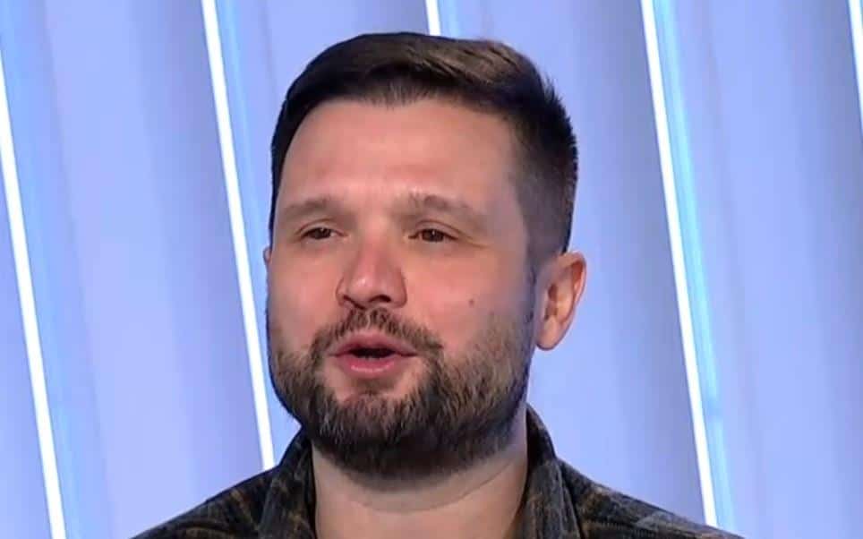 PEVAČ JE NA VENČANJU DUGO GLEDAO U NEVESTU, A ONDA JOJ PRIŠAO… Kada je shvatio ko je usledio je veliki šok