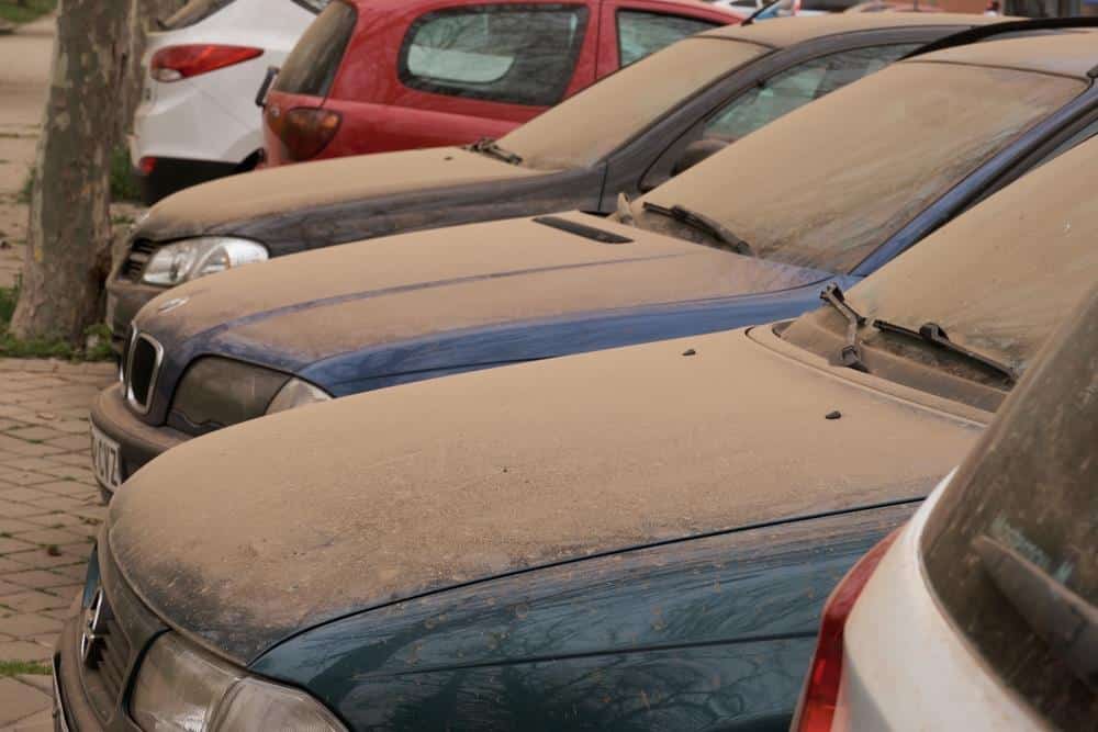 (MAPE) Automobili u Srbiji prekriveni narandžastom prašinom! Oglasili se meteorolozi i objasnili ovu pojavu: Nakon prodora hladnog fronta, sledi novi fenomen