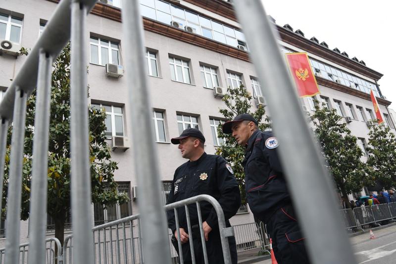 MLADIĆ (23) IZBODEN U BUDVI, ŽIVOTNO JE UGROŽEN! Sevali noževi, isplivali detalji krvave drame na crnogorskoj obali! Verbalna rasprava se pretvorila u PAKAO!