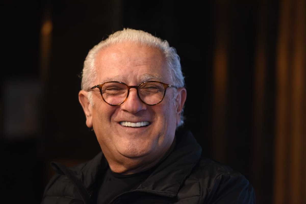 ŽELJKO SAMARDŽIĆ VUČE KOFERE PO GRADSKOM PREVOZU, A NIKO DA MU POMOGNE! Na rancu mu visi ofinger, a svi šokirani ovim prizorom
