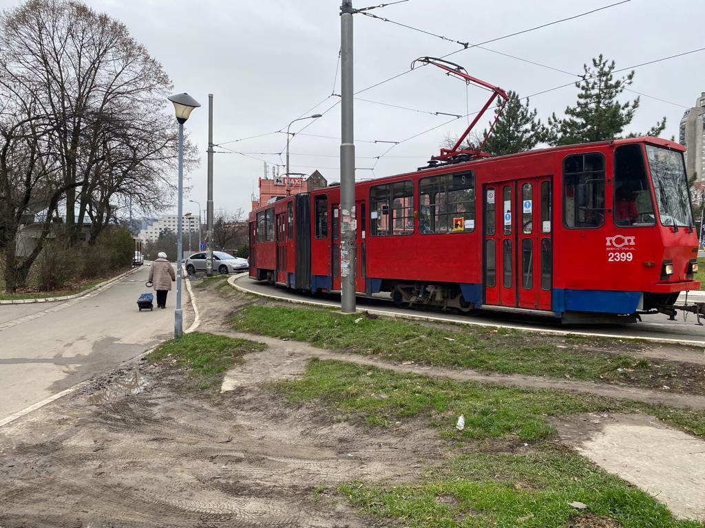 VOZAČ PRIŠAO ČOVEKU KOJI JE SEDEO U TRAMVAJU, PA SHVATIO DA JE MRTAV: Užas na Novom Beogradu, telo poslato na obdukciju