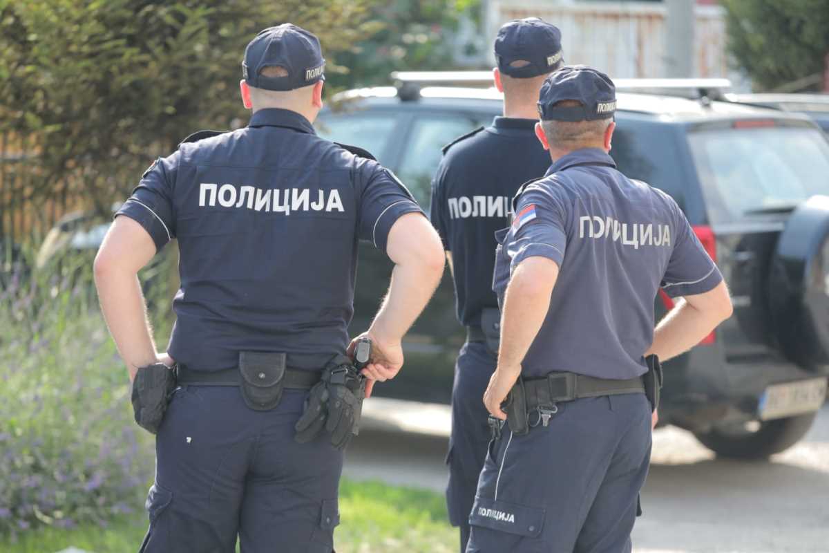 KRVAVI PIR U LESKOVCU! DEČAK (16) IZBODEN NAOČIGLED OCA: Drama počela u pekari u centru grada, napadač uhapšen!