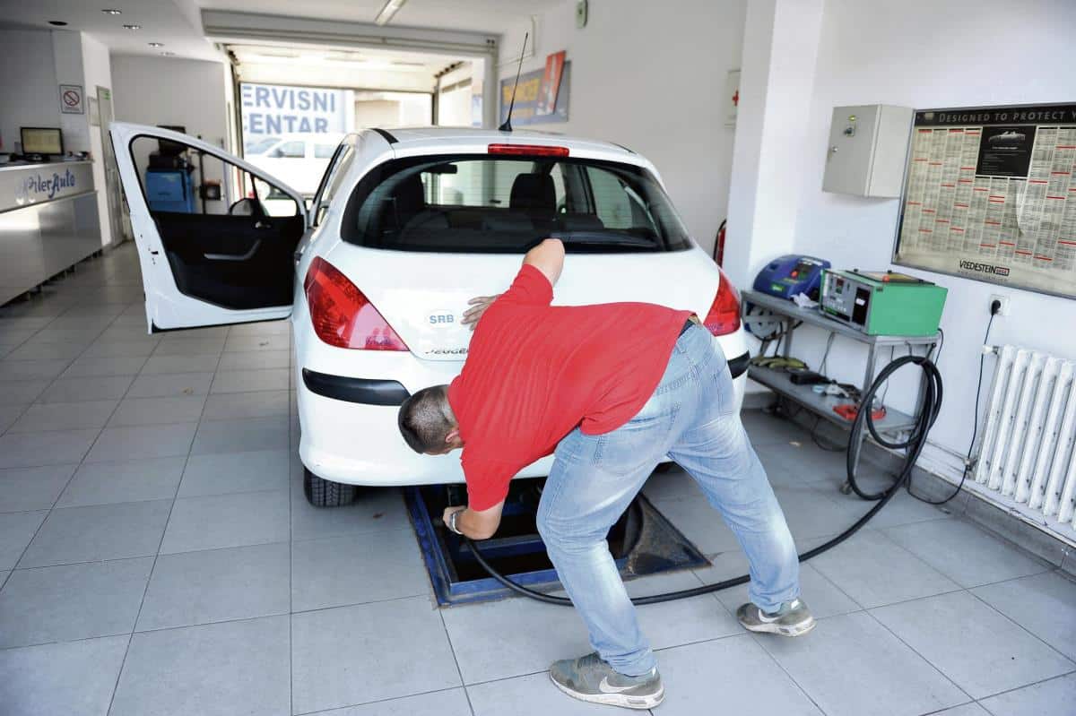 OVO JE MOGLO DA SE DESI BILO KOME! SRBIN ODVEZAO AUTO NA SERVIS, PA UPAO U NEVIĐEN PROBLEM: Ko je ovde zapravo lud i da li je advokat jedino rešenje?!