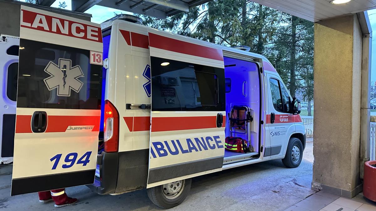MUŠKARCA POKOSIO KAMION NA PUTU KOD DOBANOVACA Teška nesreća: Asfaltirao put kad je vozilo naletelo na njega