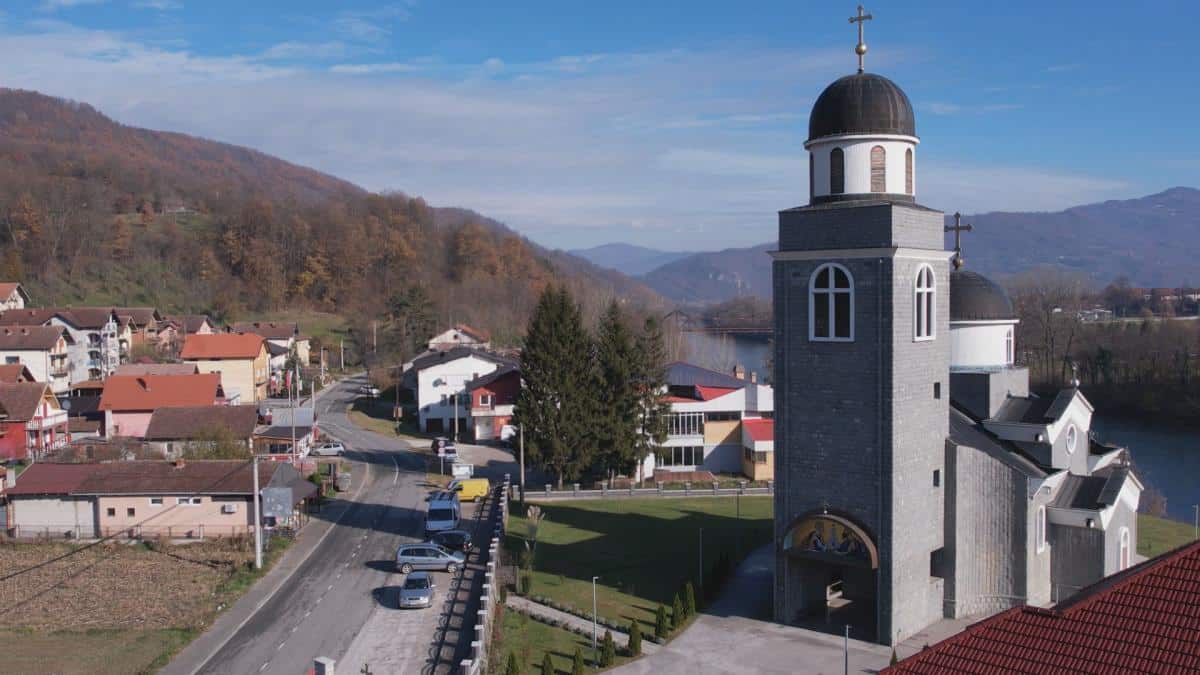 OGROMNO DRVO PALO I PREPREČILO PUT! Incident u Bajinoj Bašti (FOTO)