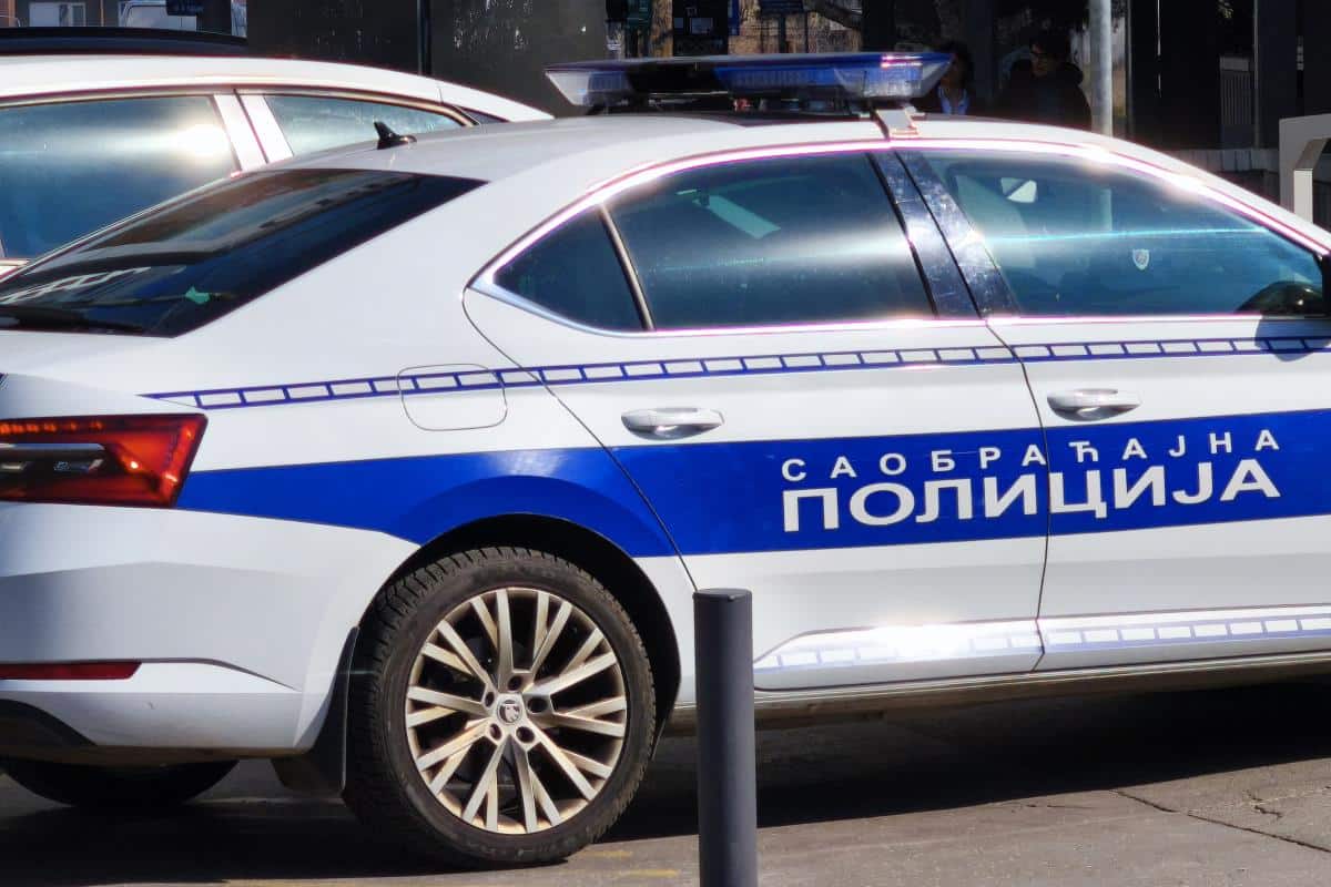 SUDAR TRI AUTOMOBILA, JEDAN ZAVRŠIO U KANALU! Snažan udes na Ibarskoj magistrali (FOTO)