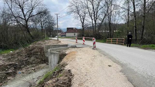 REKONSTRUKCIJA MOSTA PREKO LOZNIČKE REKE U ČAČKU: Biće proširen za dva i po metra sa delom za pešake, započinju radovi i na regulaciji rečnog korita (FOTO)
