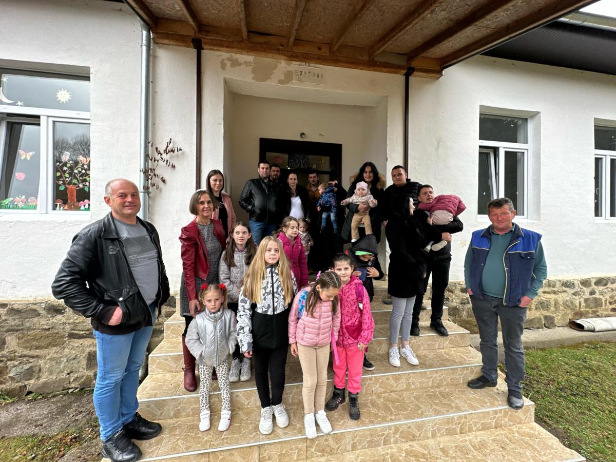 Snajke iz grada došle u udaljeno selo, dece sve više: Brusnik pun života, mladi kažu – lako je otići ali lepše je ostati na dedovini i graditi svoj dom! (FOTO)