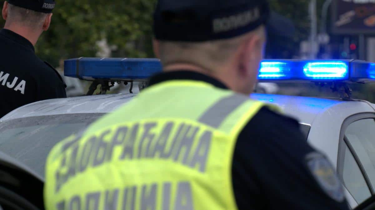 TEŠKA SAOBRAĆAJKA KOD BEČEJA, SUMNJA SE DA IMA MRTVIH! Putnici zarobljeni u vozilima, Hitna pomoć i vatrogasci pokušavaju da dođu do njih