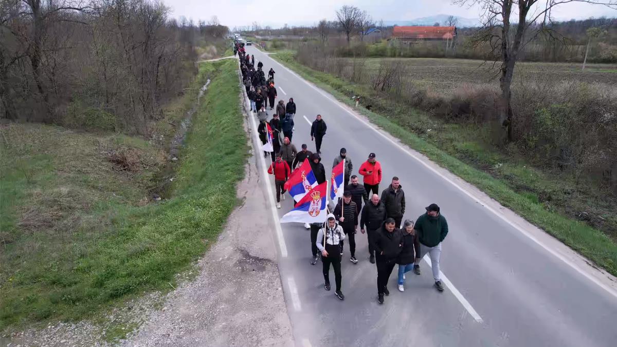 N1 DOŠAO U KOLONU DA PROVOCIRA SRBE SA KIM KOJI PEŠAČE KA BEOGRADU Sve vreme ih propitivali, pa usledio hladan tuš: “Ne podržavamo vašu lažnu televiziju!” VIDEO