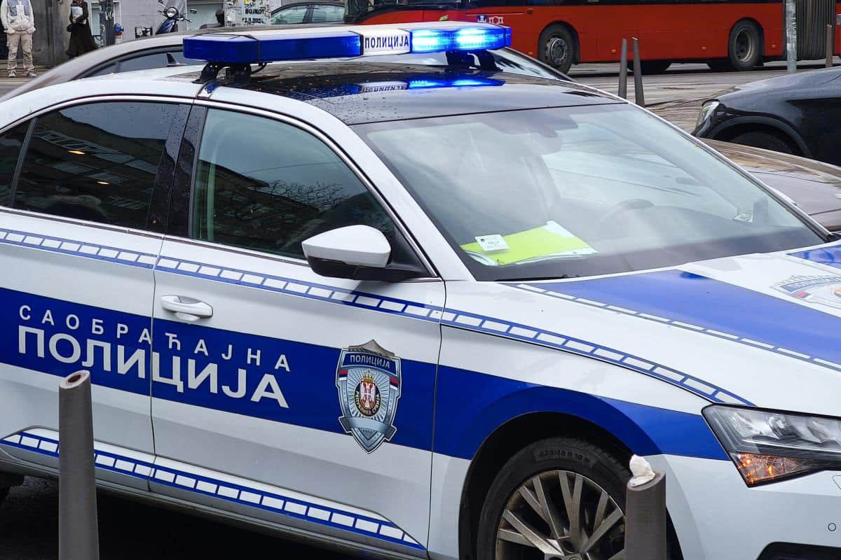 ZAKUCAO SE KOLIMA U KAPIJU, PA POVREDIO DEVOJČICU (15)! Udes na Zvezdari, hitno prevezena u bolnicu