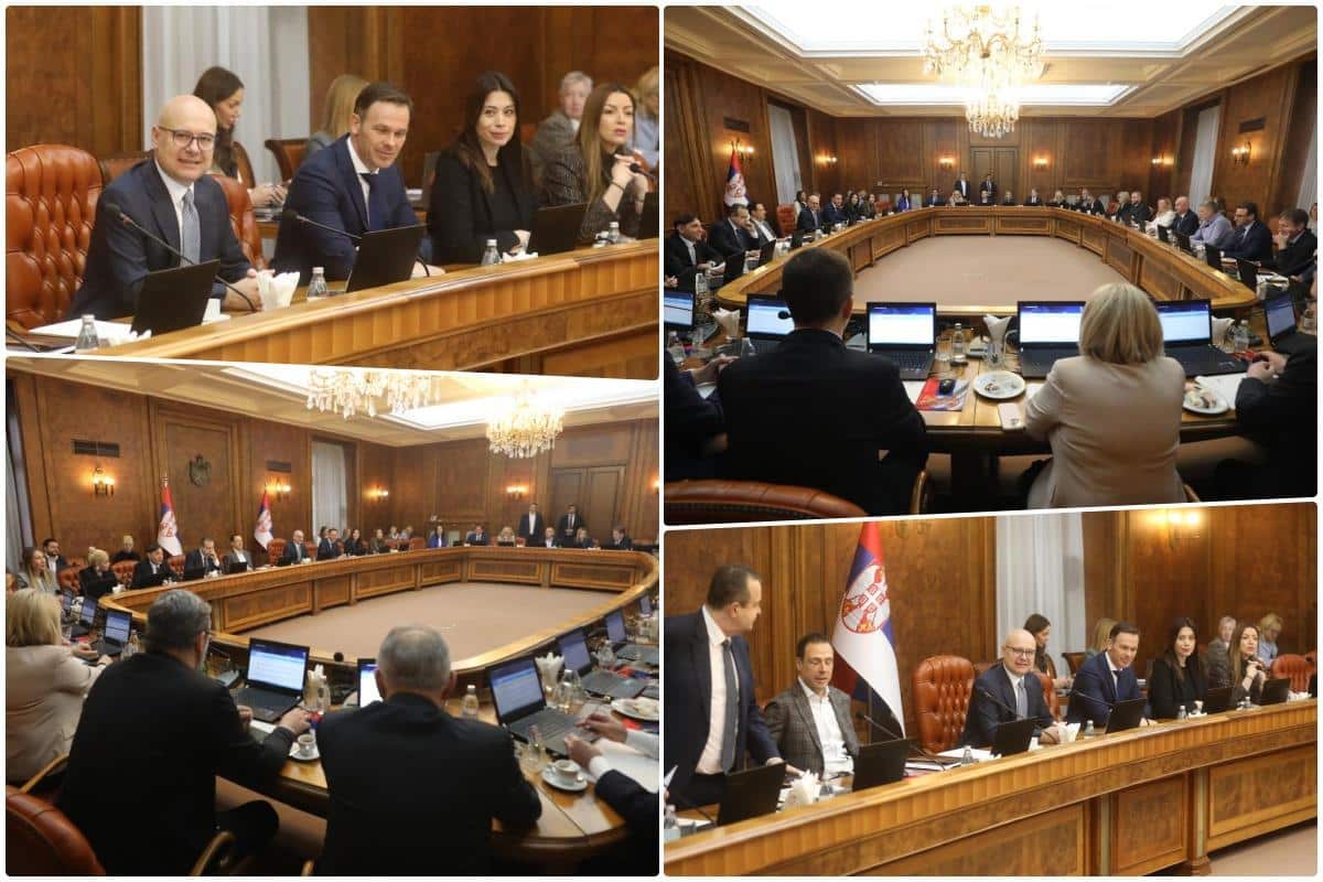 VUČEVIĆ ISPRAĆEN VIŠEMINUTNIM APLAUZOM: Predsedavao poslednjom sednicom svog kabineta, a ovo poručio mandataru Macutu (FOTO)