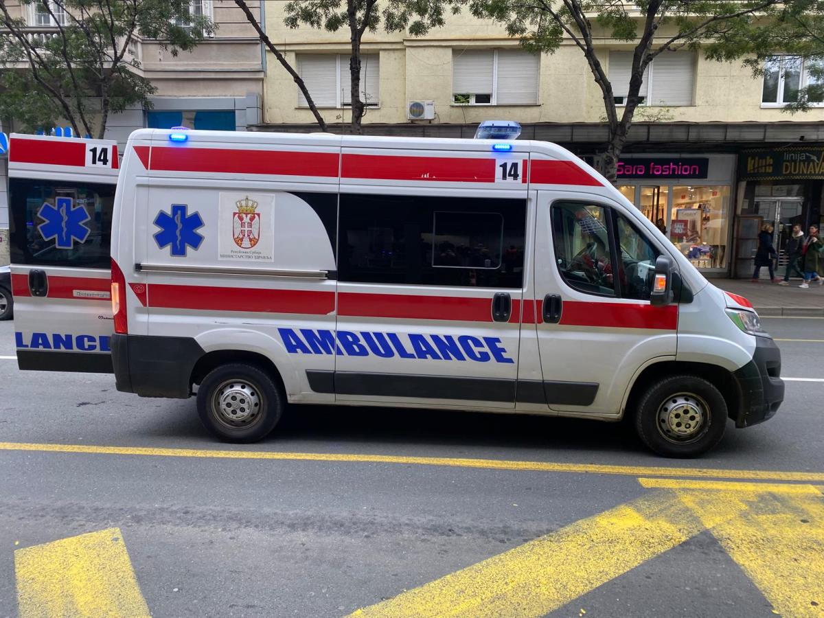 DVE OSOBE POGINULE KOD ČELAREVA Vozač zaspao za volanom, usledio direktan sudar kamiona i automobila! Saobraćaj obustavljen