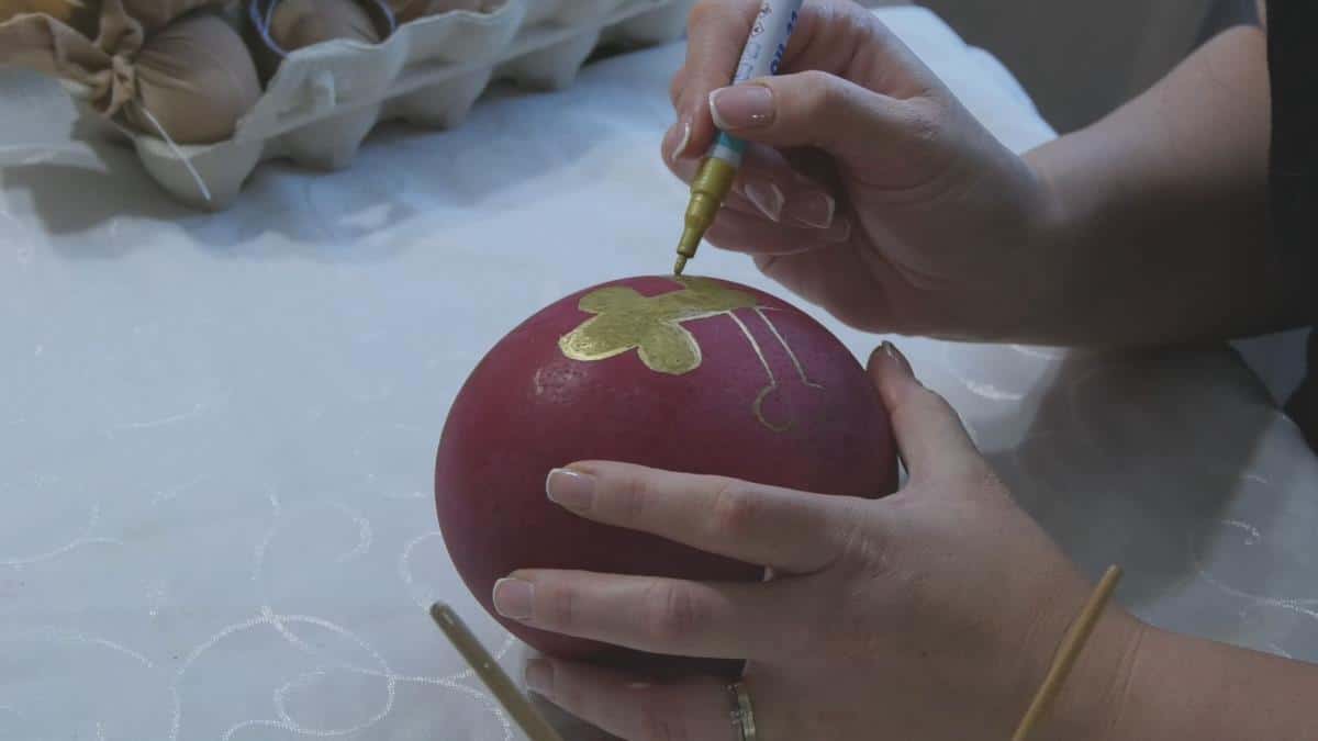 JAJE TEŠKO OKO 3 KILOGRAMA, PRAVI PODVIG ZA FARBANJE: Kuva se sat i po, a kad ga držite u rukama, kao da držite malu lubenicu (foto)