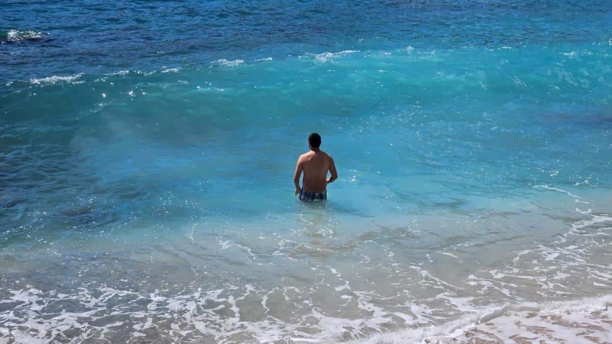 PRVO MORSKE KUPANJE U APRILU KAO DA JE JUL! Na crnogorskom primorju već “gori”, plaže pune turista: Pogledajte prve scene leta! (FOTO)