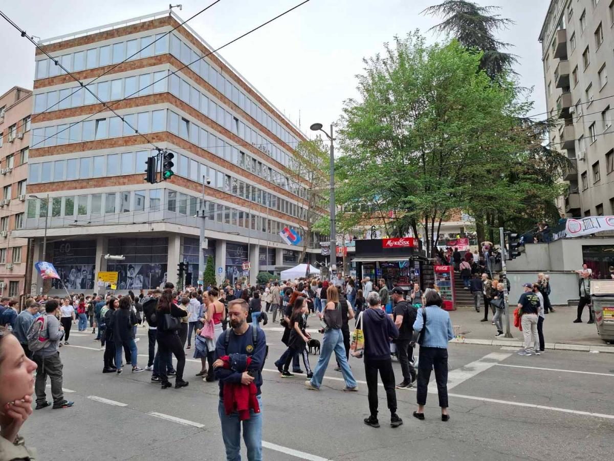 NASTAVLJENA BLOKADA RTS, BLOKADERI TERORIŠU I ZA VREME PRAZNIKA: Zaposlenima onemogućen ulaz, ulice blokirane, programska šema ponovo izmenjena (foto)