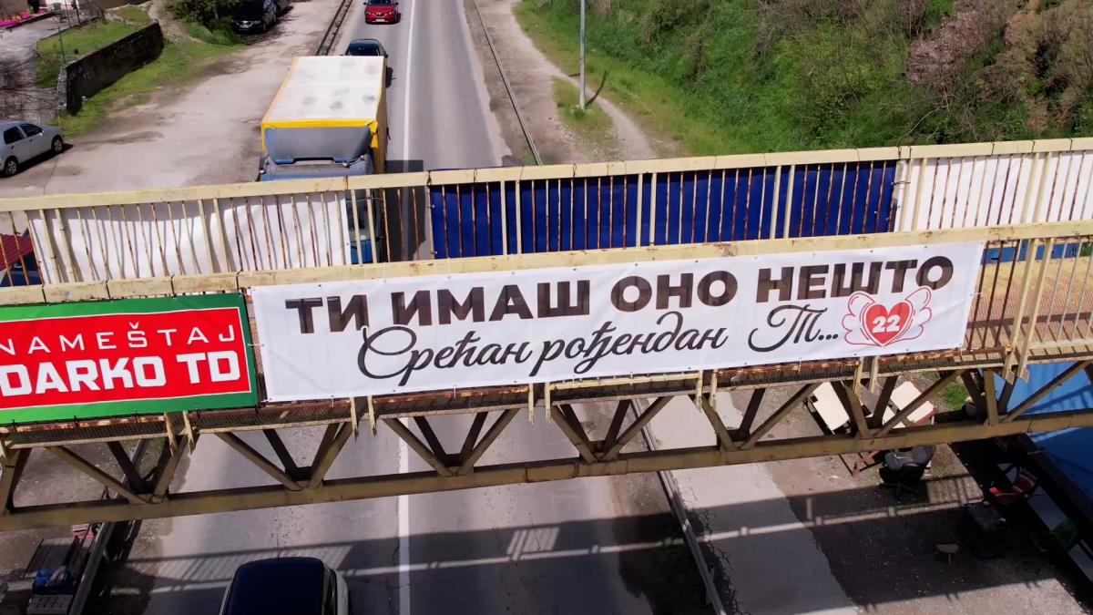 “TI IMAŠ ONO NEŠTO…” Misteriozna rođendanska čestitka u Preljini kod Čačka iznenadila meštane! (FOTO)
