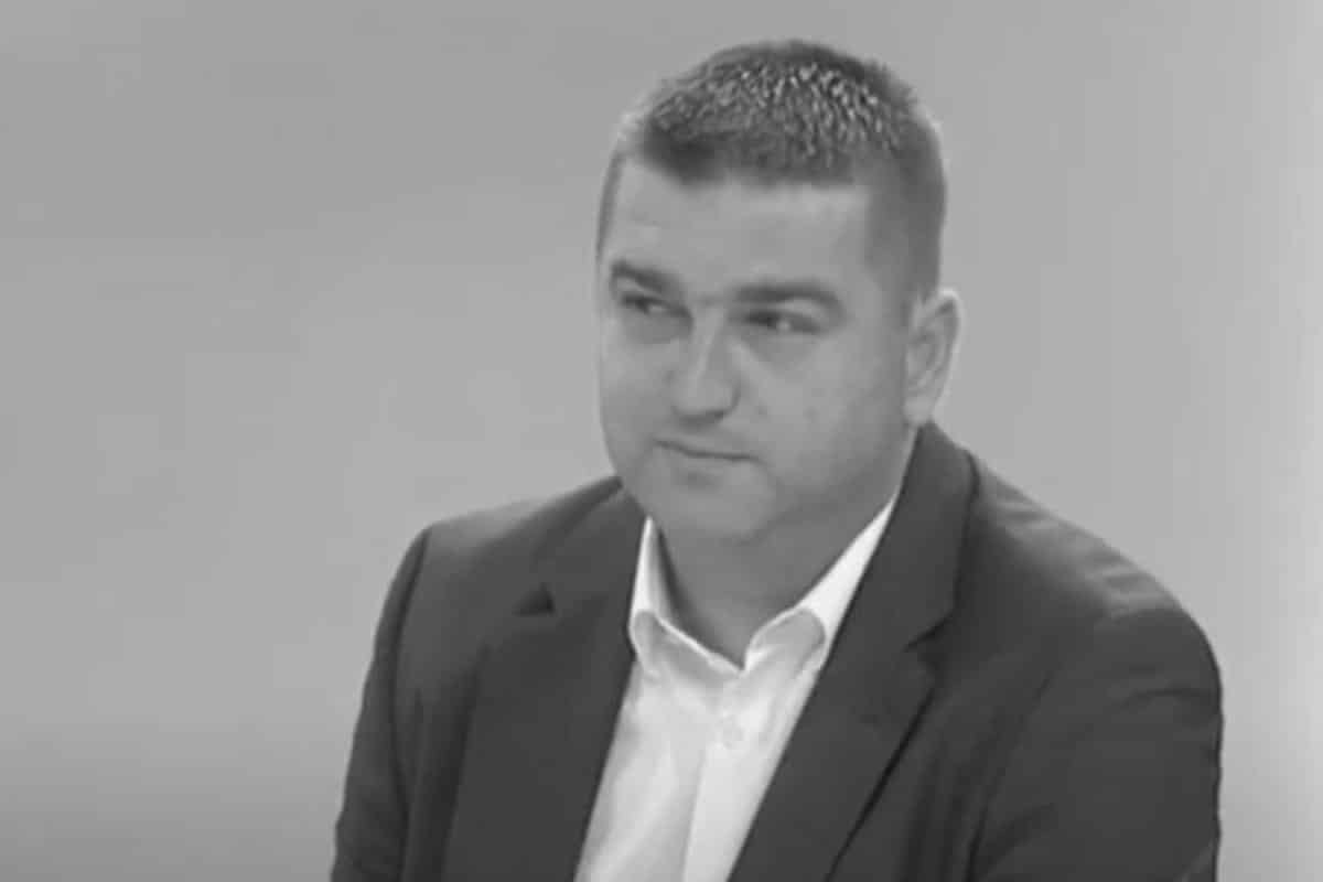 DAN ŽALOSTI ZBOG SMRTI SRĐANA TODOROVIĆA: Doboj se oprašta od poznatog političara, njegove žene i ćerke