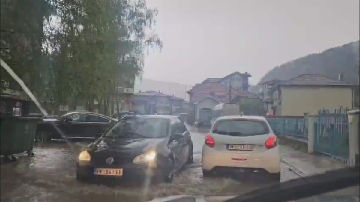 SILNA KIŠA SRUČILA SE NA PRIJEPOLJE Ulice pod vodom: Ovako nešto nismo videli godinama! Voda je bukvalno za pet minuta došla do praga radnje (VIDEO)