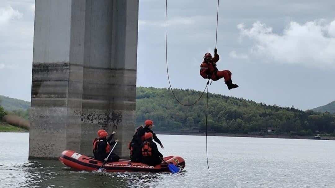 HEROJI U AKCIJI: Vatrogasci u Kragujevcu izveli spektakularno spasavanje sa mosta i iz vode (FOTO)