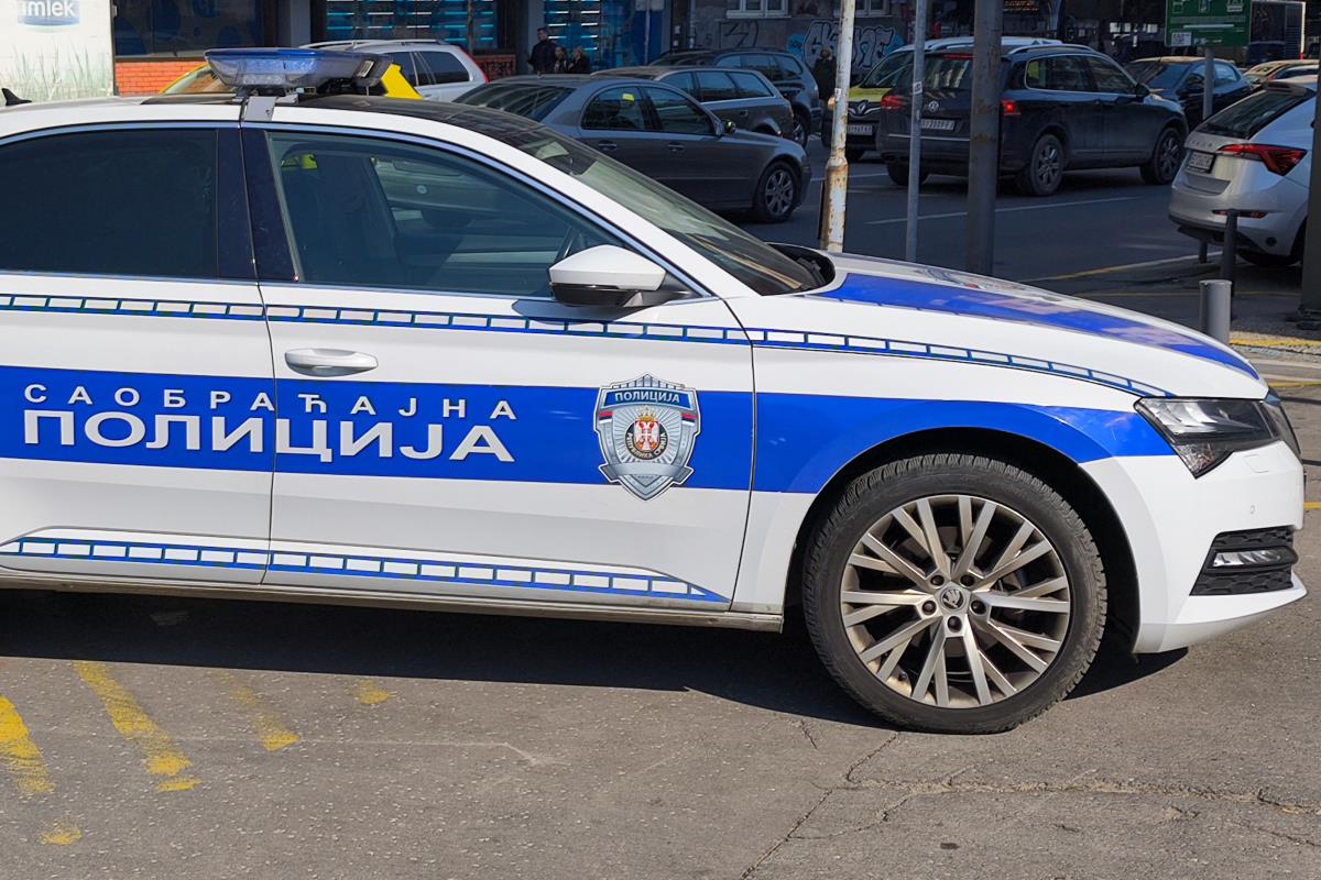 VUKAO POLICAJKU ISPRED AERODROMA “NIKOLA TESLA”! Tražila mu dokumenta, on nastavio da vozi – evo kakve su njene povrede