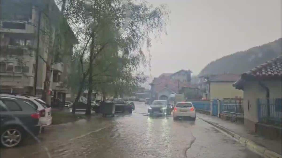 U OVE DELOVE STIŽU GRAD I PLJUSAK SA GRMLJAVINOM Nevreme već napravilo potop u Prijepolju, automobili PLIVAJU: Najnovije RHMZ upozorenje!