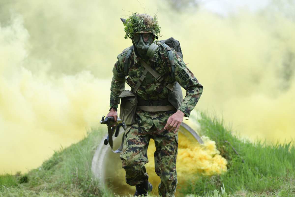 TAKTIČKI ZADACI, PRIMENA VEŠTINA, PRAVILNO RUKOVANJE OPREMOM Provera obučenosti martovske generacije vojnika u Somboru, Valjevu i Leskovcu (FOTO)