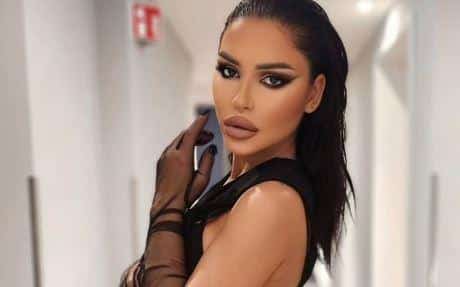 “MAZI ME DOK NE SVANE ZORA” Aleksandra Mladenović bez brushaltera u kućnom izdanju zapalila društvene mreže! Njena poruka odjeknula (FOTO)