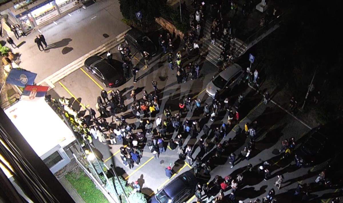 STUDENTI BLOKADERI POKUŠAVAJU NOVI TERORISTIČKI NAPAD NA RTS I RTV! Blokada u Takovskoj i Košutnjaku, oglasio se direktor: Radnici RTV su večeras oteti