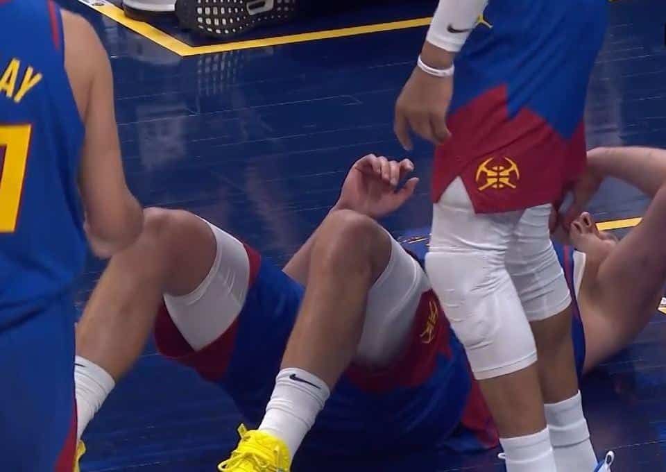 GOSPODO, TREBA DA VAS JE SRAMOTA! NBA sudije ponovo probile dno: Nisu videle kada je Jokić udaren po licu, pa mu dodelile tehničku