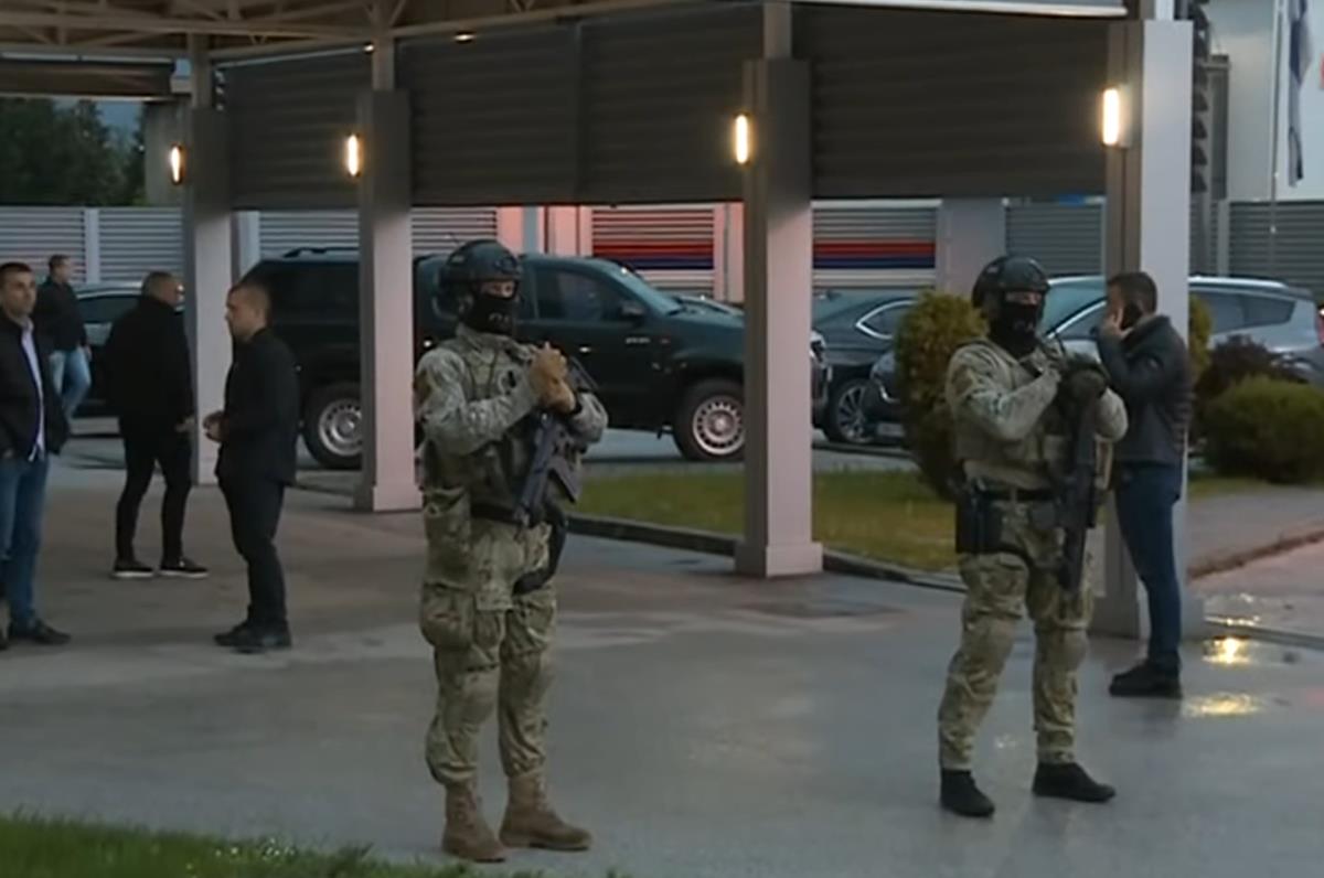 TENZIJE U SARAJEVU: Specijalci Srpske ispred administrativnog centra Vlade, pojavilo se i vozilo Eufora (VIDEO, FOTO)