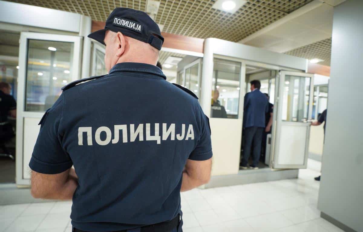 HAPŠENJE NA BEOGRADSKOM AERODROMU! Lisice stavljene osuđivanom državljaninu Nigerije