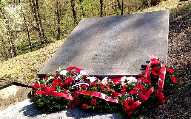 SEĆANJE NA APRILSKU RAT I PRODOR NEMACA U UŽICE: Položeni venci na spomen obeležje na Sarića osoju