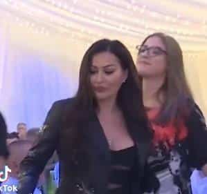 HIT SNIMAK CECE RAŽNATOVIĆ IZAZVAO BURU NA INTERNETU! Klavijaturista se opustio na nastupu, a njena šok reakcija postala viralna! (VIDEO)