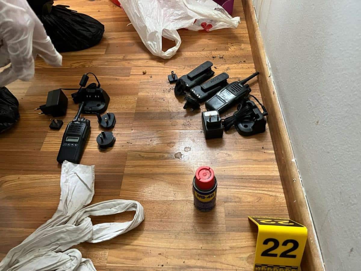 DRŽAVLJANI SRBIJE UHAPŠENI ZBOG UBISTVA ILIJE BOGDANOVIĆA NA CETINJU Pogledajte šta je policija pronašla u stanu! Izrešetali ga pred suprugom u automobilu!