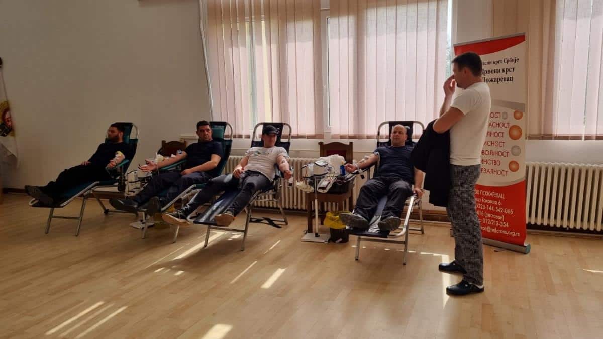 HUMANOST POTVRĐENA I OVE GODINE: Zaposleni u KPZ Zabela uoči Uskrsa donirali krv! Među davaocima i radnici koji su više od 30 puta pokazali da imaju veliko srce
